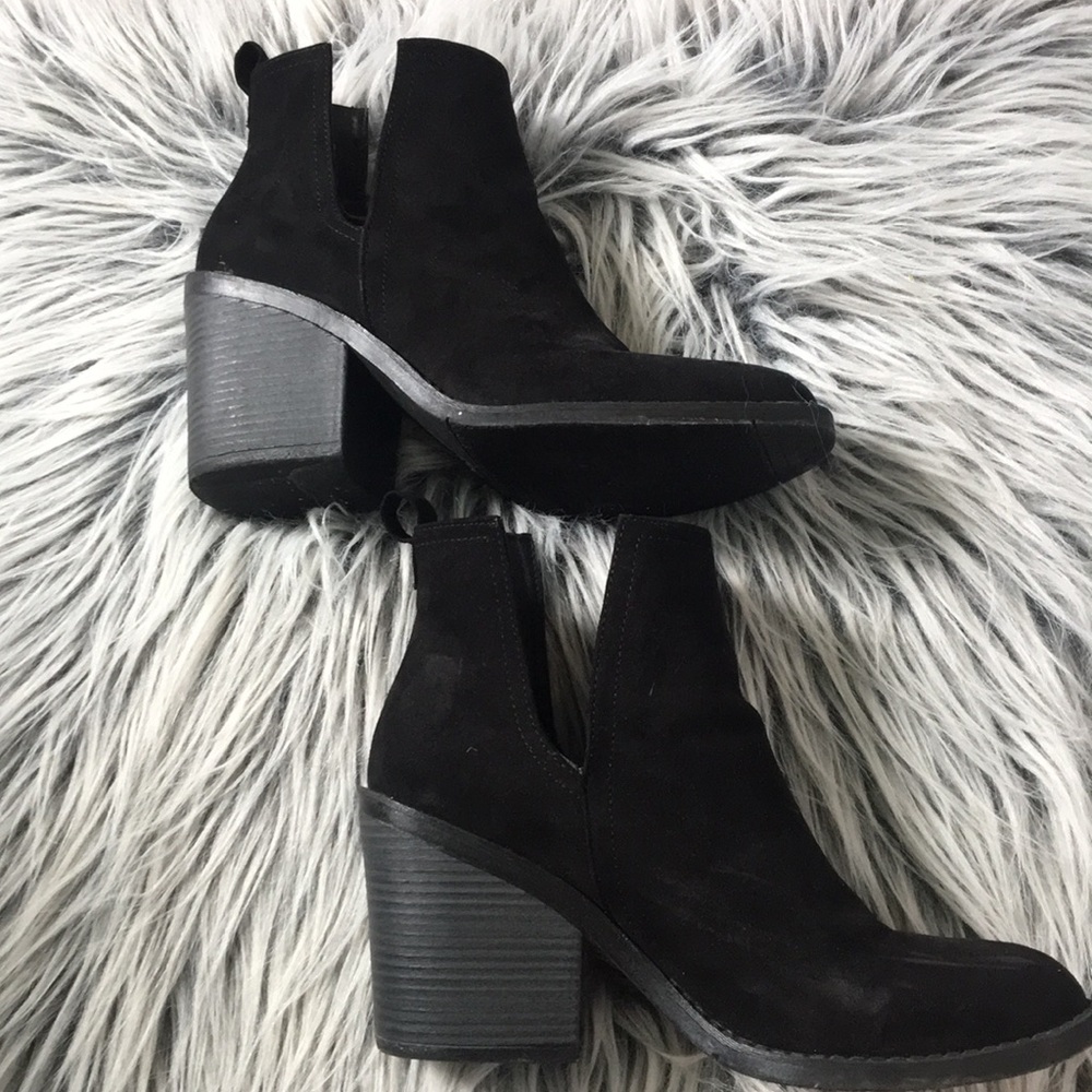 Black heeled ankle bootie